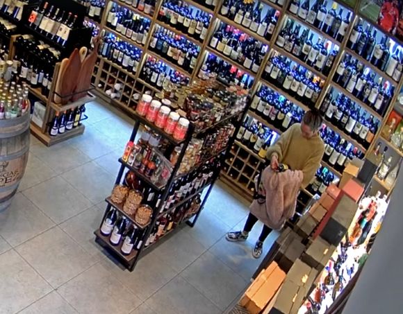 Manija de miércoles: quiso robar un whisky en el centro y la atraparon por las cámaras de seguridad