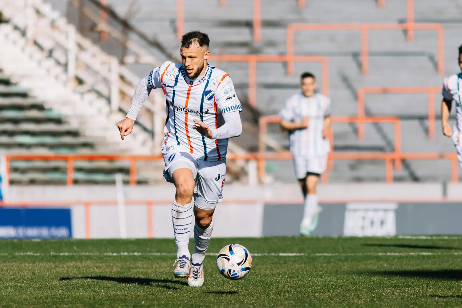 Joaquín Susvielles conduciendo con la pelota en sus pies