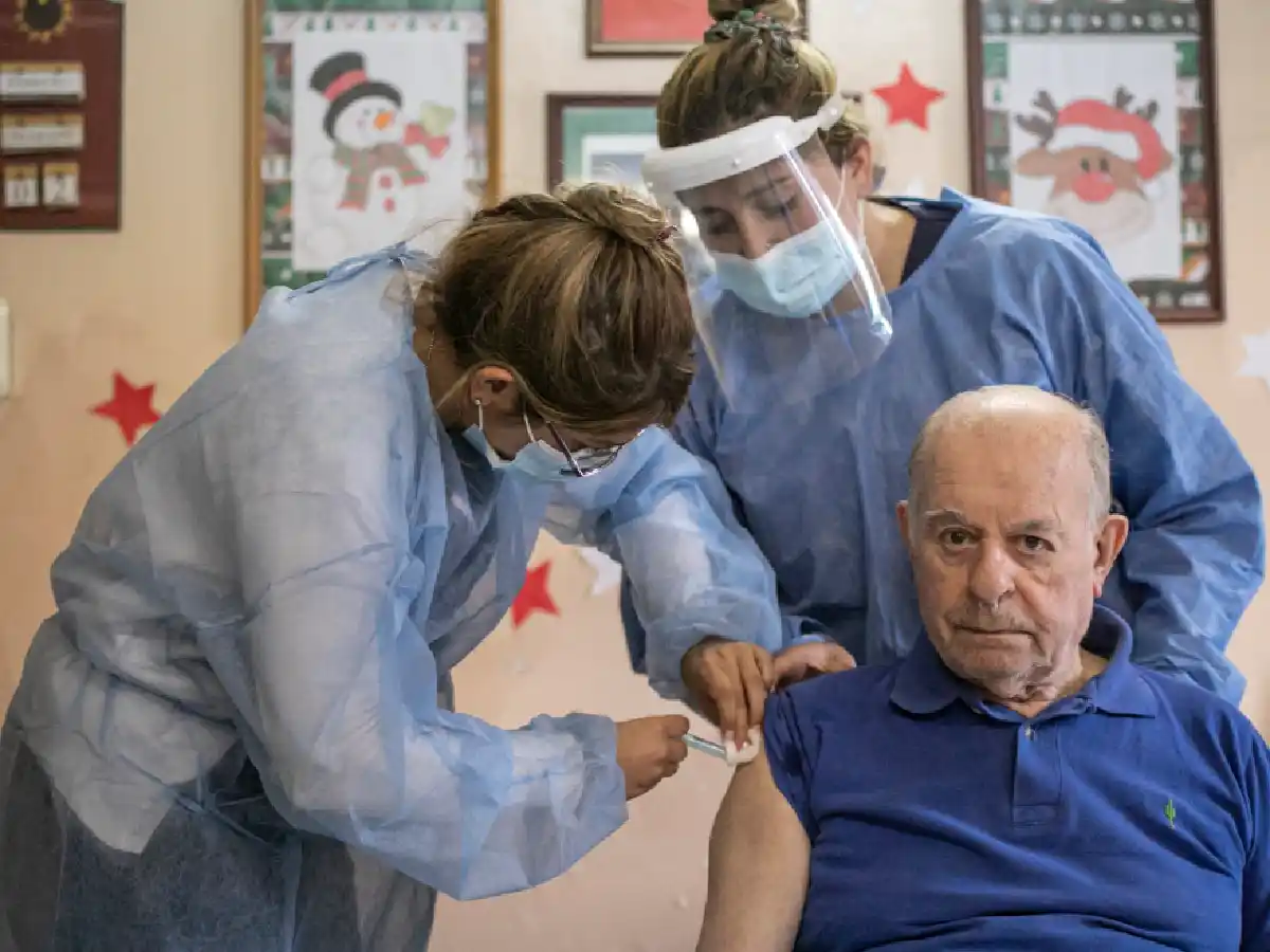 Los países europeos ponen reparos a la hora de vacunar a los mayores de 65 años