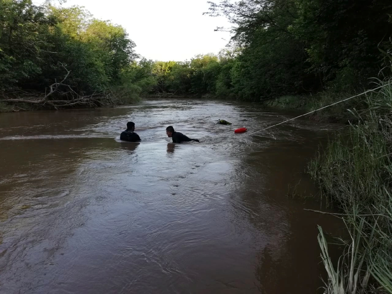 Amplían la zona de búsqueda del joven que cayó al río en Villa del Tránsito