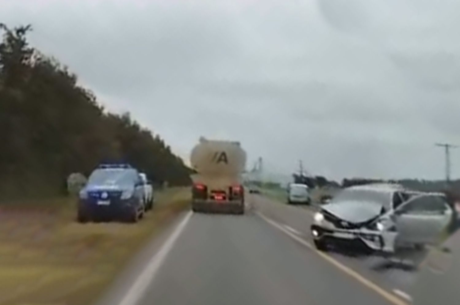 Violento choque en cadena sobre la Ruta 70: un auto quedó destrozado