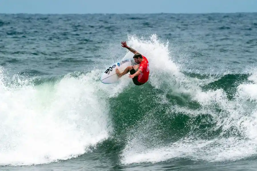 Deportistas de la región en el mundial de surf