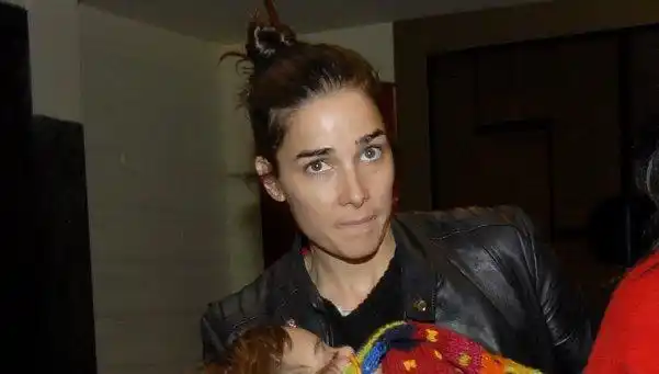 Juana Viale, a los besos en el Cosquin Rock