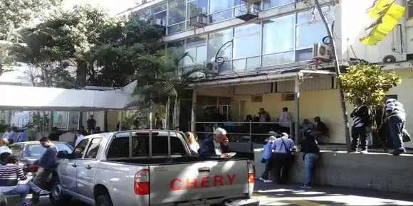 Hallan dos cadáveres dentro de un carro en la autopista Francisco Fajardo