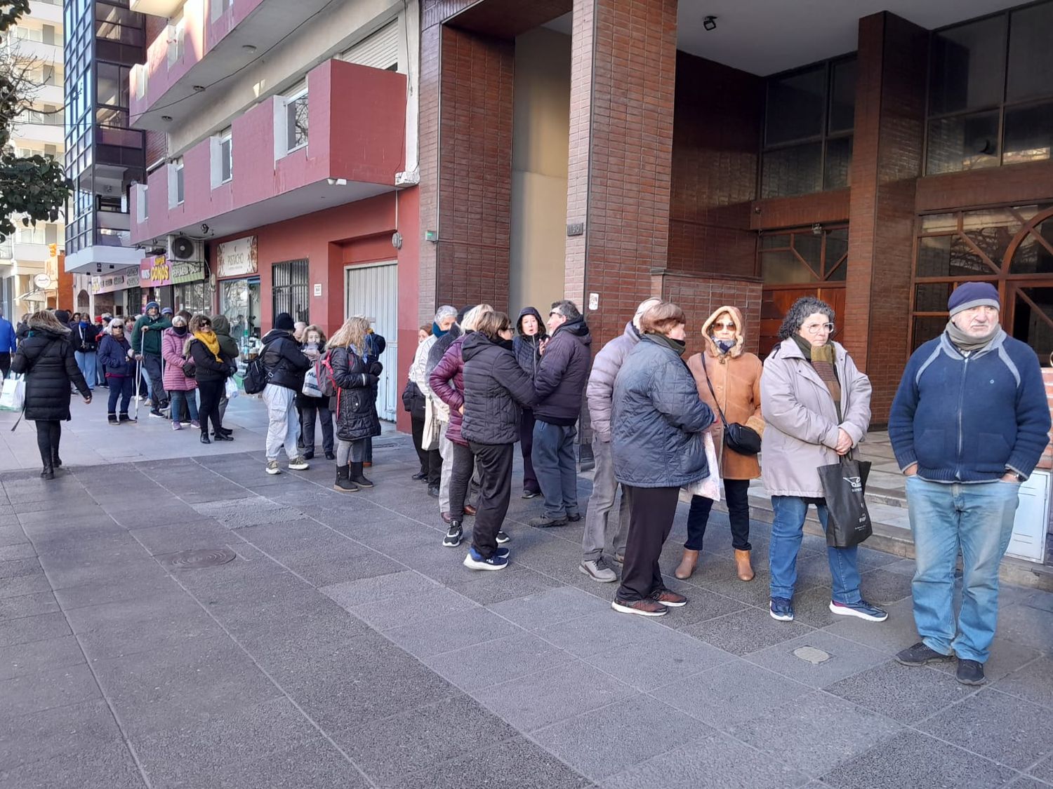 Largas filas en Mar del Plata para renovar el acceso a los subsidios de energía