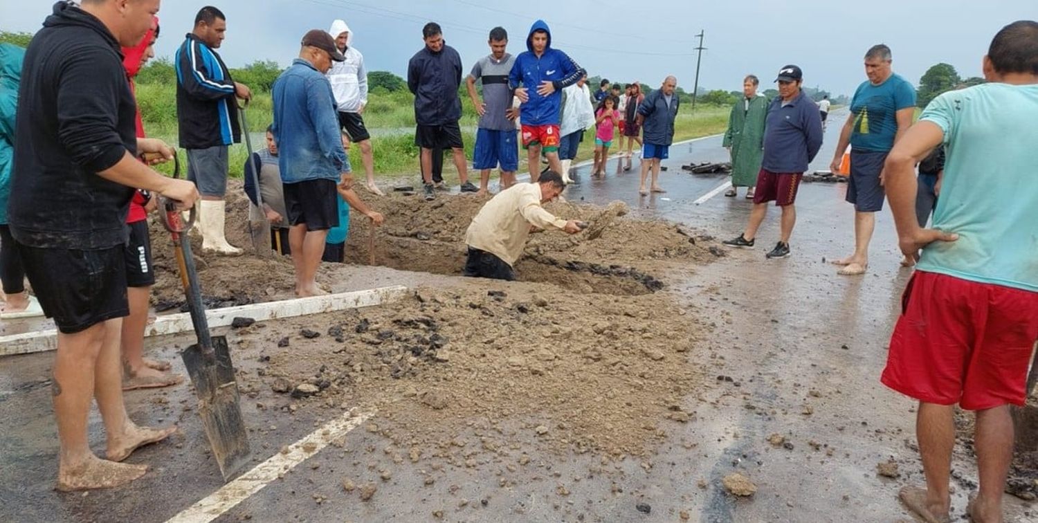 Vecinos decidieron romper la Ruta Provincial 40 de manera que pudiera escurrir el agua acumulada. Foto: Radio Amanecer.