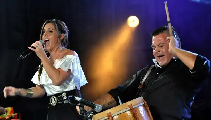 Llevate la reposera, hoy canta La Sole en la Fiesta del Pescado y el Vino