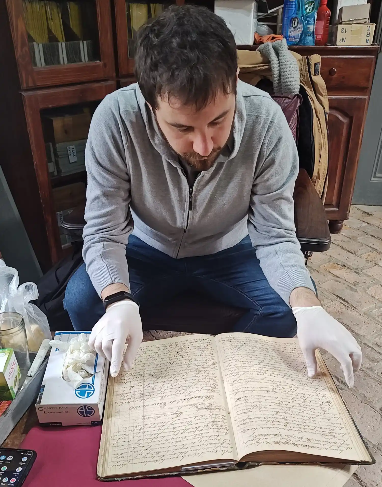 Iñaki Aguirrezabal consultó los archivos del Museo Paleotológico para realizar un trabajo de  investigación universitaria