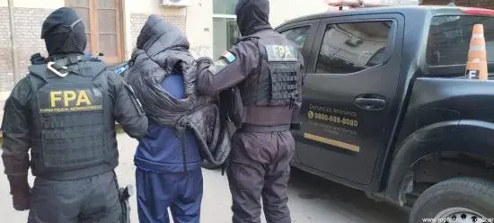 Detuvieron a tres personas y secuestraron drogas y un arma de fuego en San Francisco
