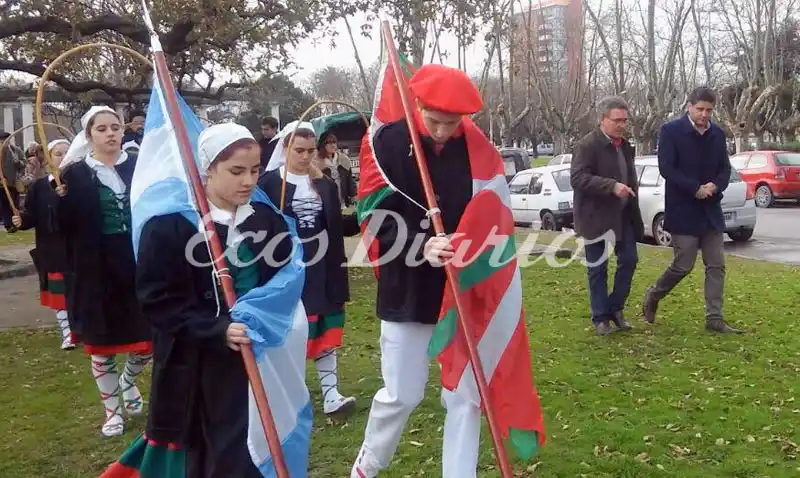 La comunidad vasca realizó el alegre despertar por la ciudad