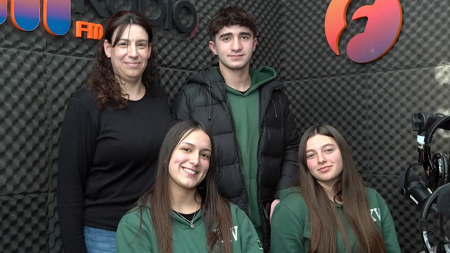 Equipo de trabajo. Alumnos del CEIA con la docente Valeria Chara