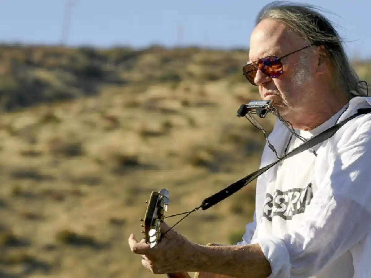 Tras la protesta de Neil Young, Spotify incluirá una advertencia en los contenidos sobre covid