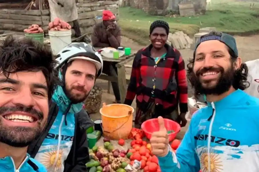 Argentinos viajan en bici al Mundial: pedalearon 7.000 km y están cerca de Qatar