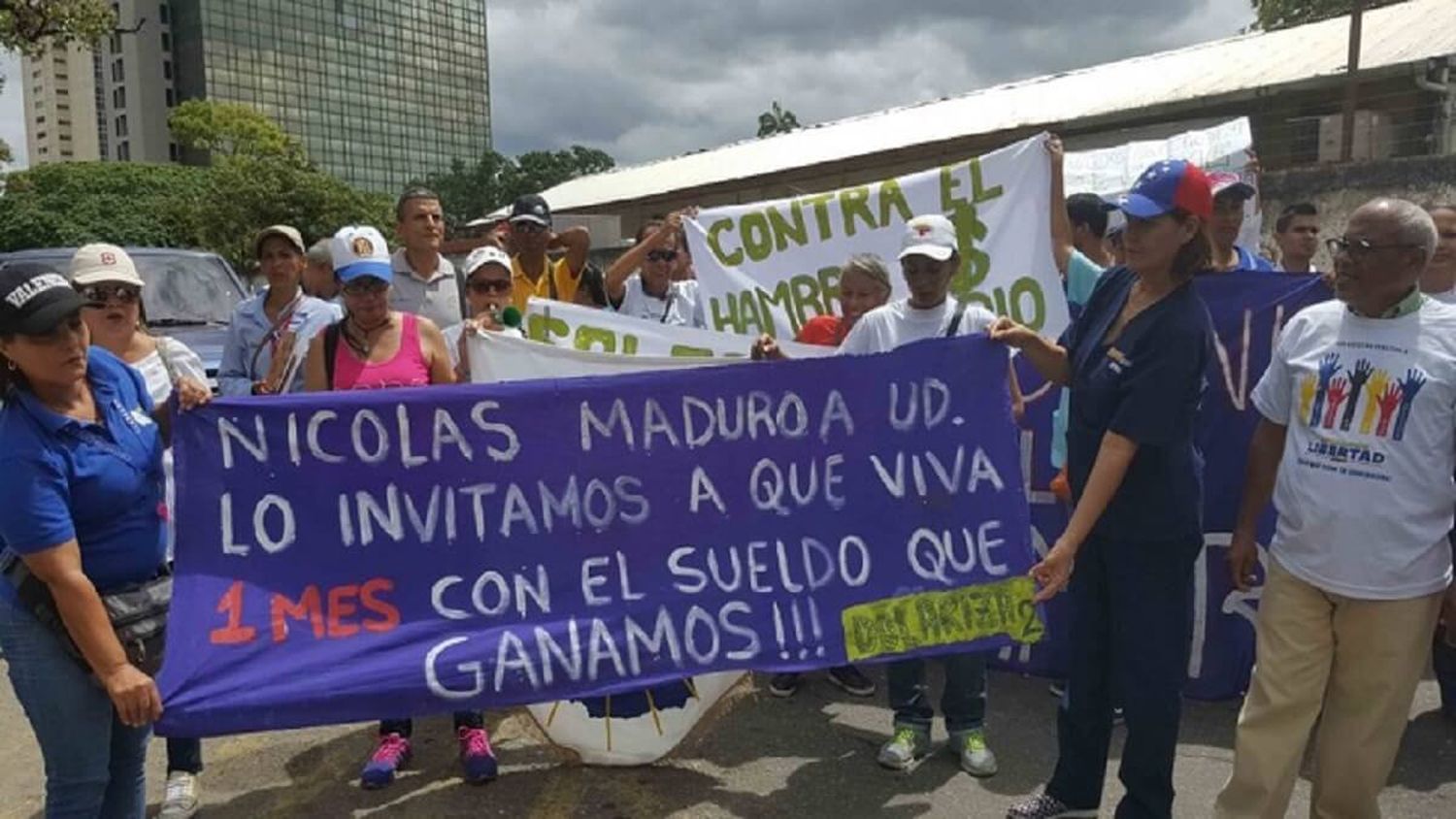 PATEAN CALLES COMO BUHONEROS: lo que hacen los trabajadores públicos para sobrevivir