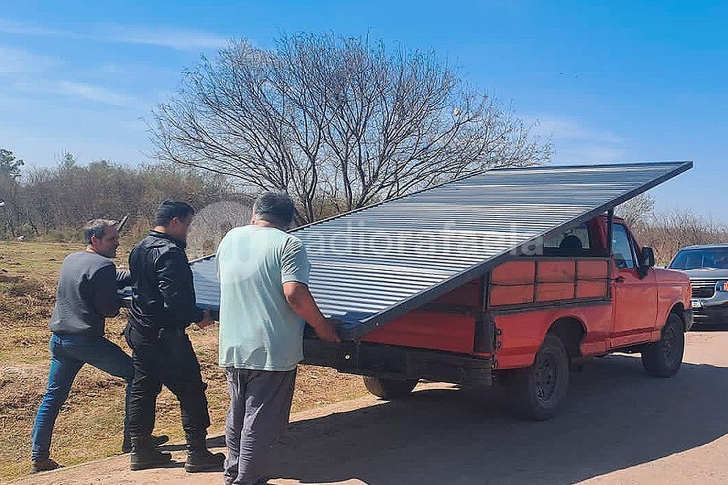 No llegó a estrenar la casa que le robaron el portón de ingreso: quedó todo filmado y lo recuperaron