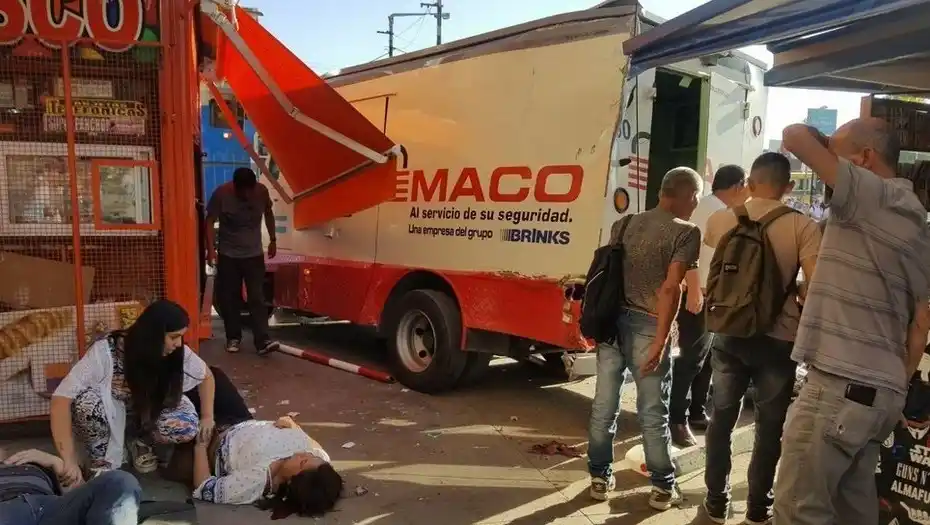 Robaron dinero del camión arrollado por un tren en San Miguel y fueron detenidos