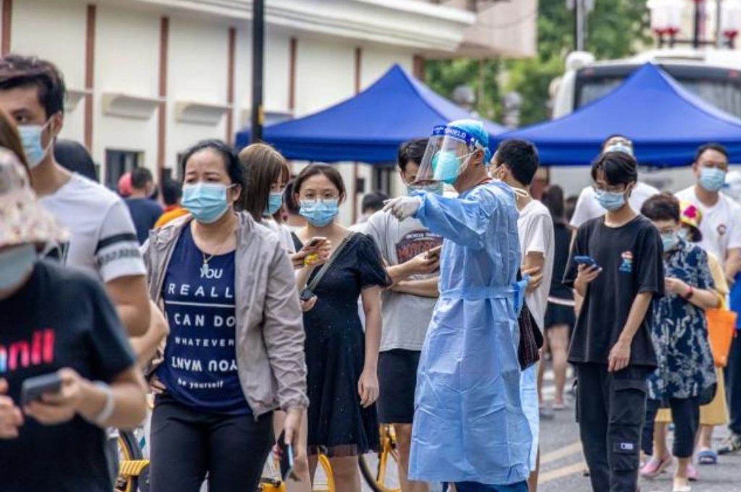 China, bajo alerta sanitario: extendió los confinamientos tras un nuevo récord de casos de coronavirus