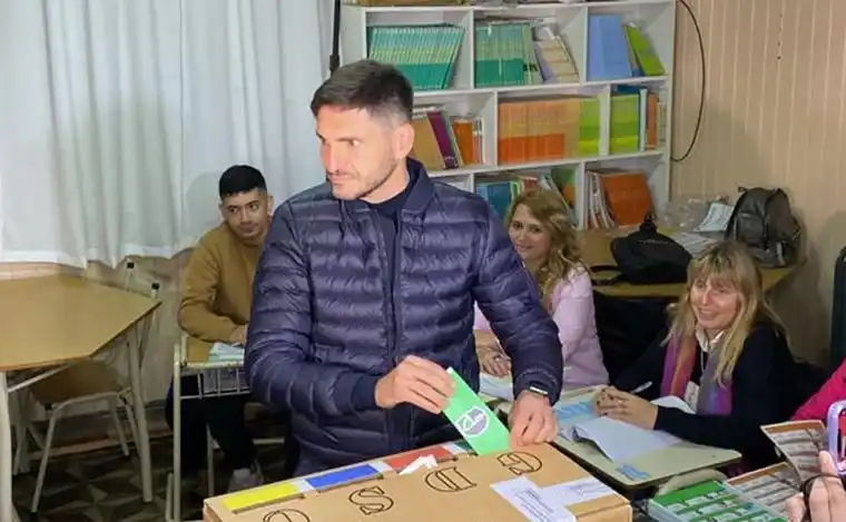 El candidato a gobernador de Unidos Para Cambiar Santa Fe, Maximiliano Pullaro, votó esta mañana en una escuela del municipio de Hughes