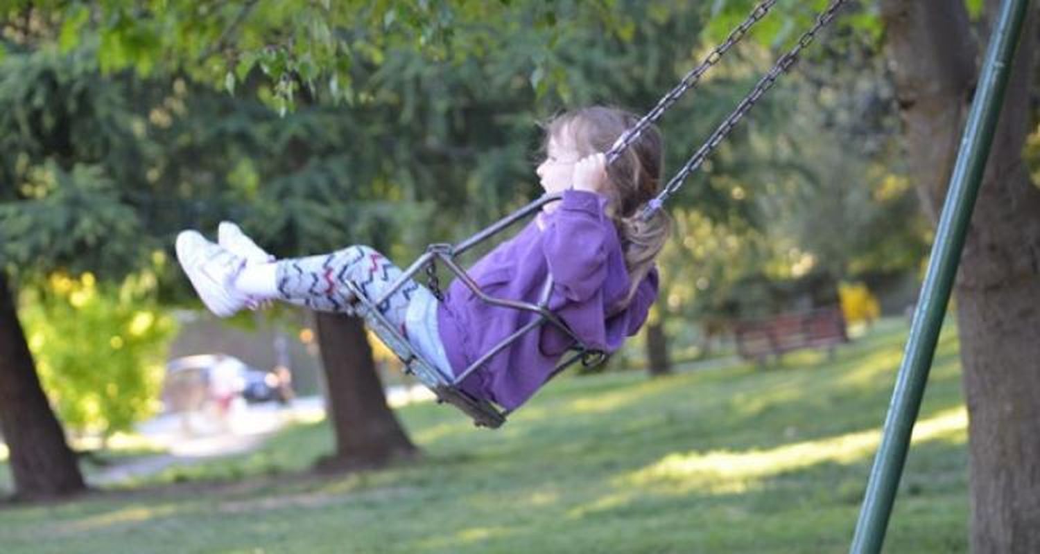 Niña de 2 años reclama a Salazar que repare los juegos de la plaza