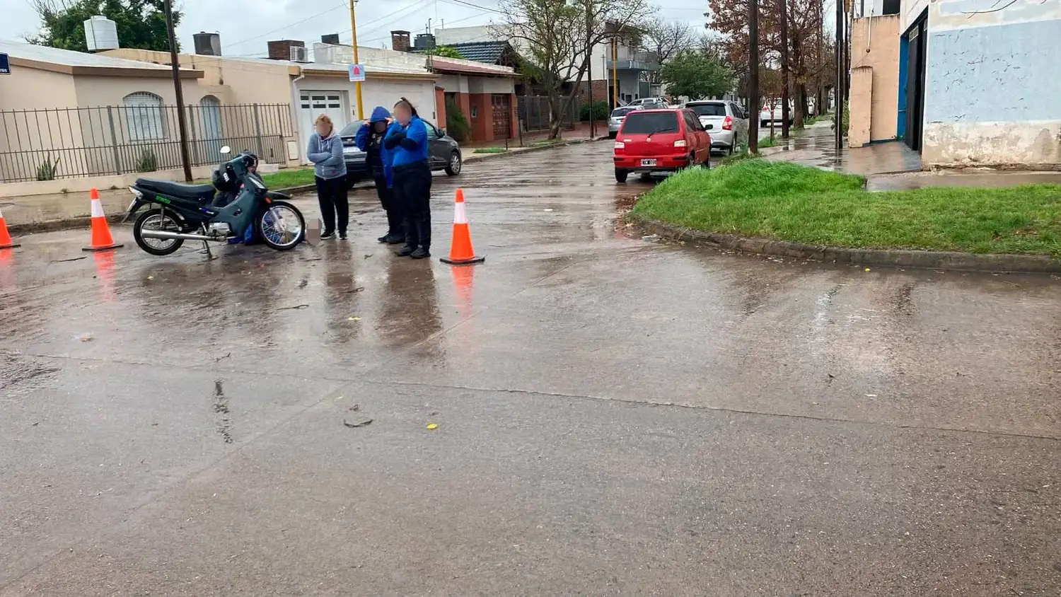 Una motociclista fue trasladada al Hospital Iturraspe tras chocar con un auto en barrio Vélez Sarsfield
