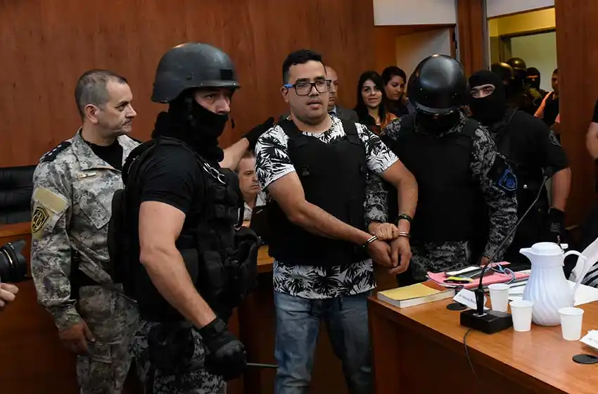 Los monos: entre grises oficiales y oscuros del bajo fondo