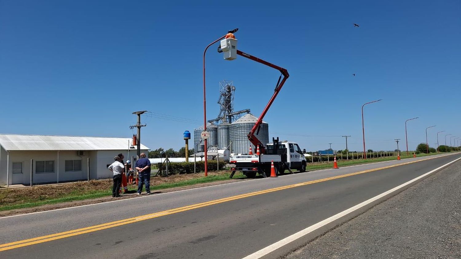 En plena tarea el personal colocando las nuevas luminarias.