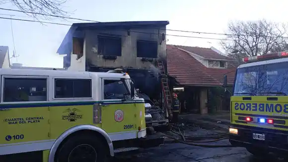 Cuatro dotaciones de bomberos controlaron el incendio de una casa en Parque Luro