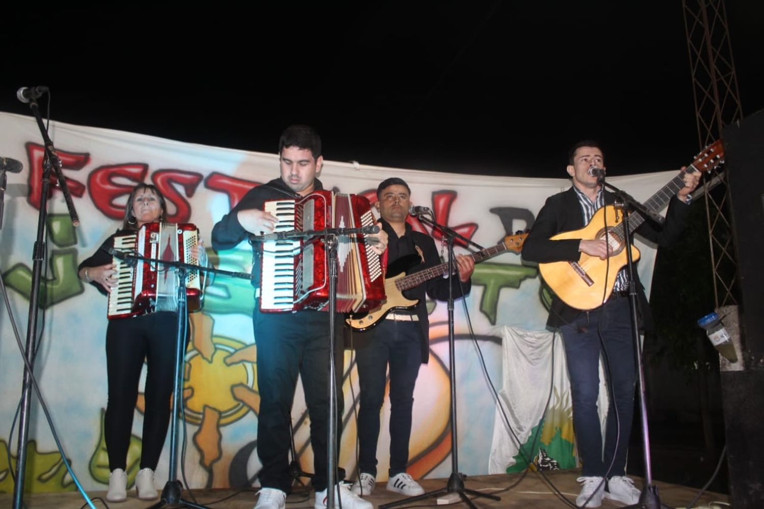 Diversos números musicales colaboraron en el festival.