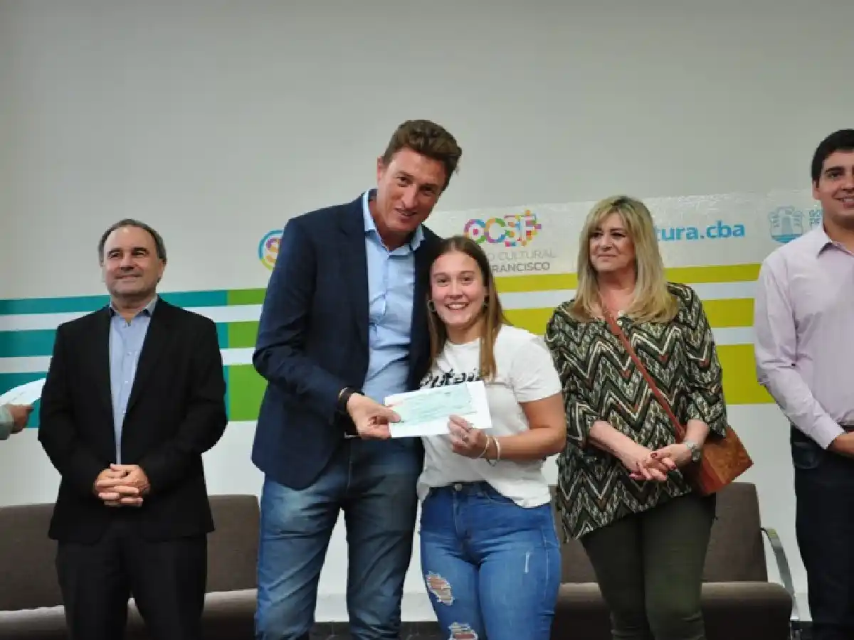 El Presupuesto municipal 2020 duplicará la partida para becas de estudios superiores 