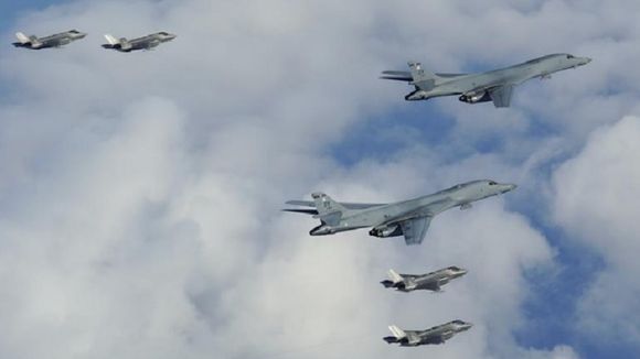 B-1B Lancer de la USAF completan despliegue de entrenamiento conjunto con cazas F-35 en Noruega