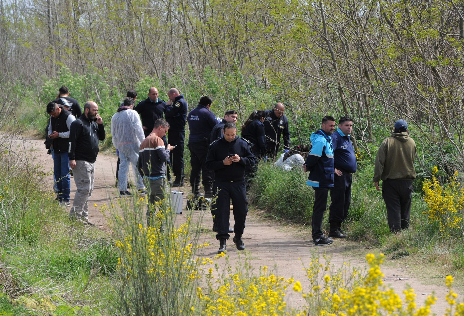 Investigan el homicidio de un adolescente de 16 años que apareció muerto en un descampado