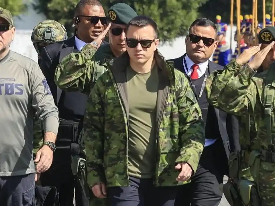 Daniel Noboa (al centro), presidente de Ecuador.