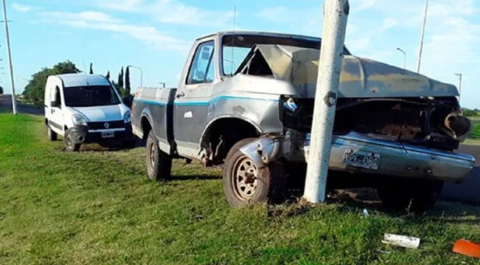 Una camioneta chocó contra una columna en Basavilbaso: su conductor desapareció