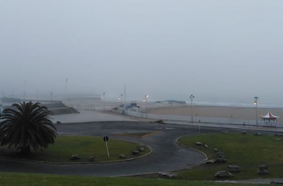 Niebla, lluvias matinales y frío en Mar del Plata