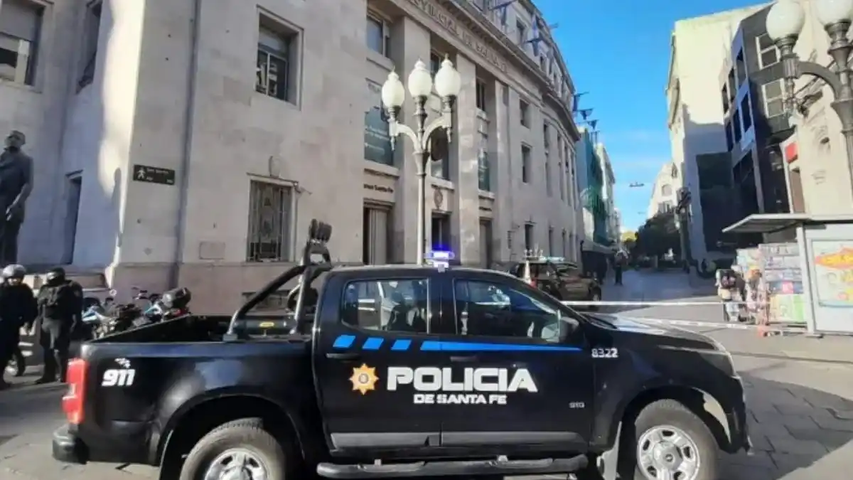 Detienen a una mujer por las amenazas de bomba a cinco bancos rosarinos