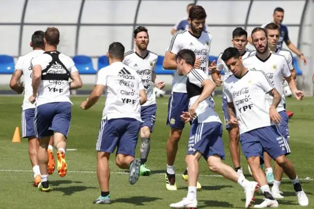 Tras la reunión, la Selección volvió a entrenar: ¿línea de 4 otra vez?
