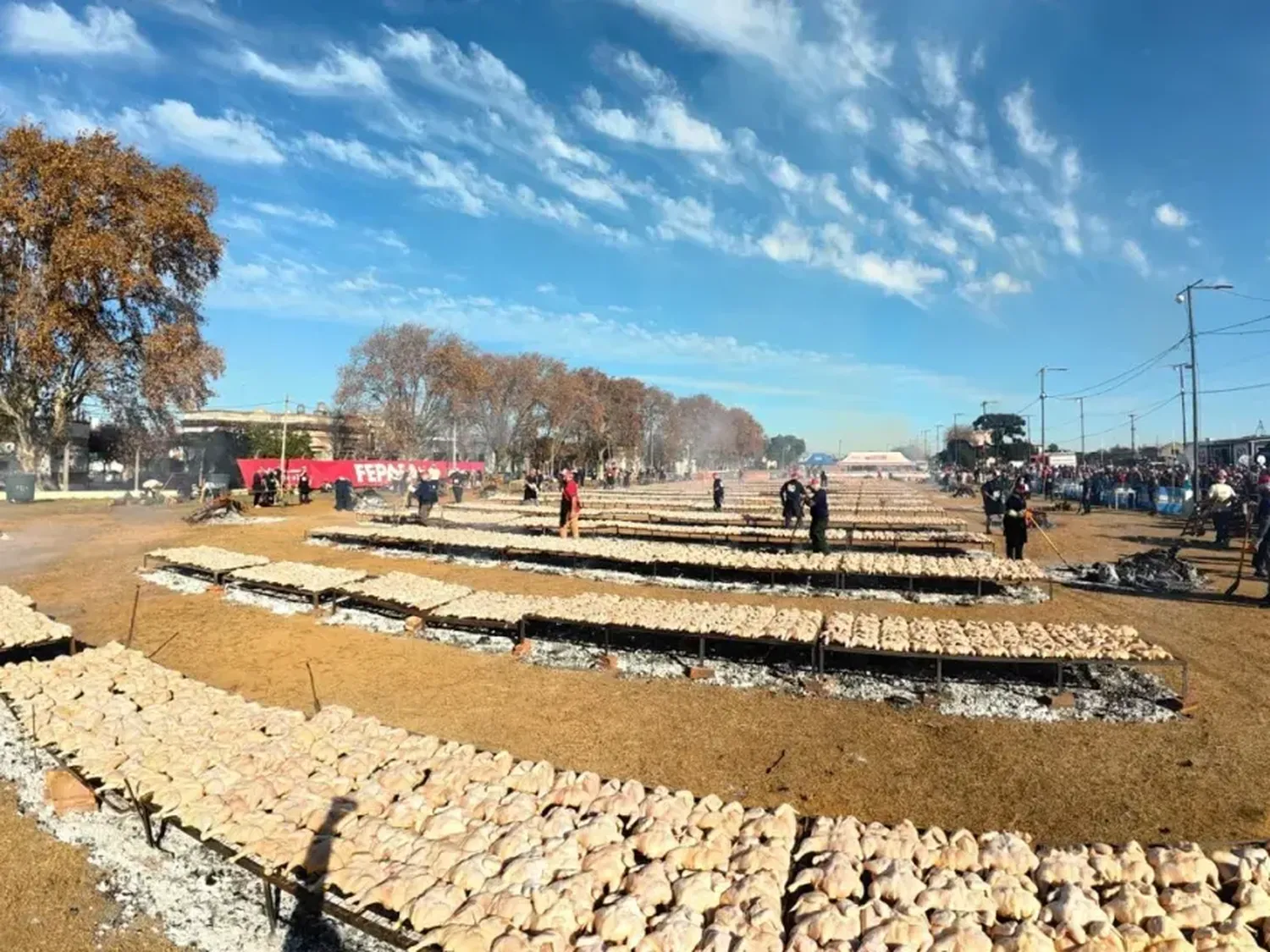 Van por el récord Guinness: asaron 7 mil kilos de pollo en Concepción del Uruguay