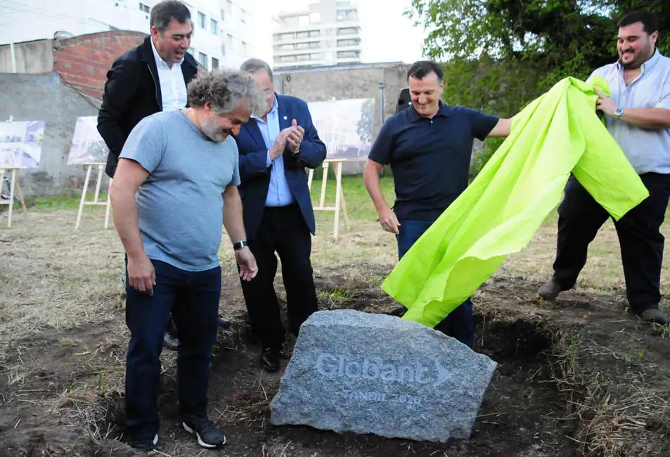 Se colocó la piedra fundamental en el terreno donde se construirá el edificio de Globant
