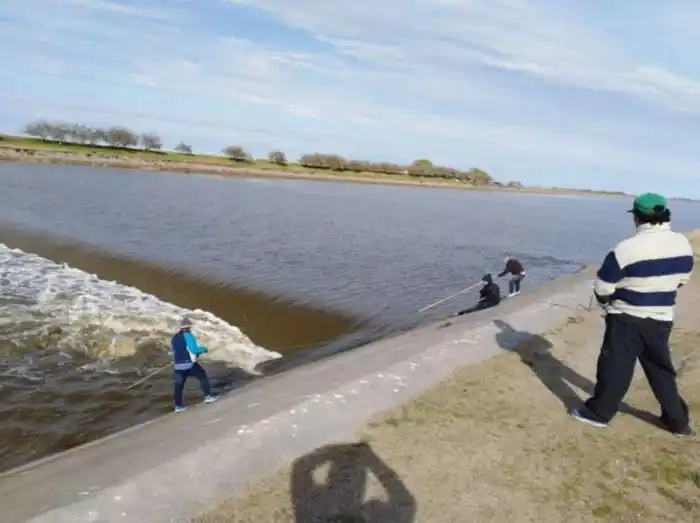 Castelli: Encontraron prendas de los pescadores que llevan 96 horas desaparecidos