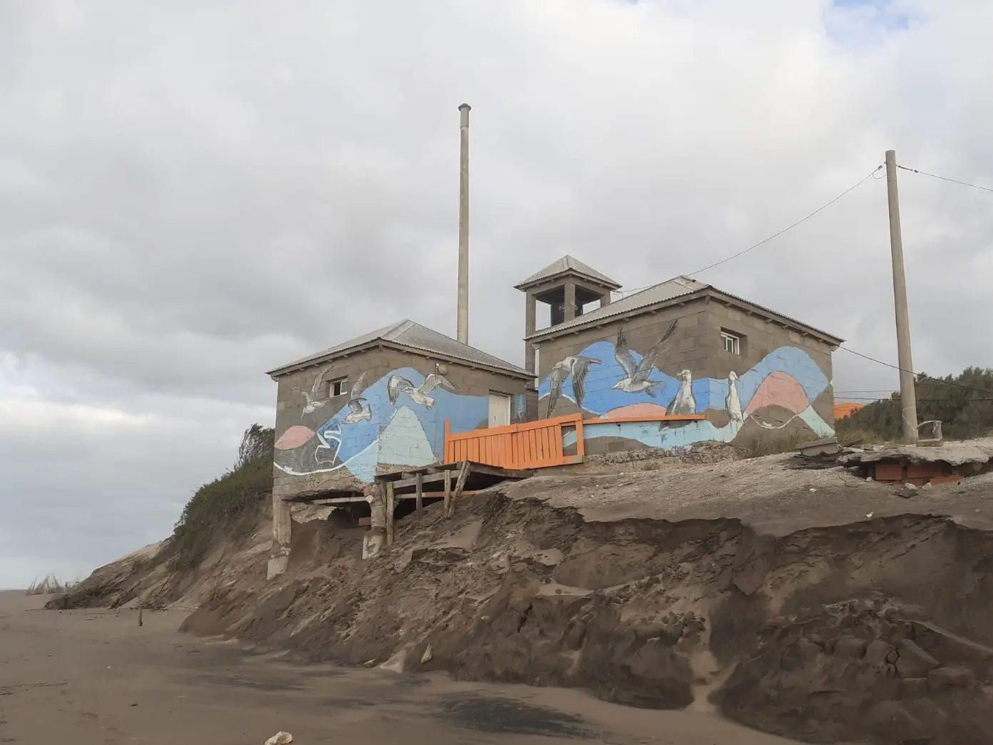 Para Francia el recurrente impacto erosivo sobre esta zona se explica en que la línea de construcción avanzó unos 100 metros sobre la costa natural