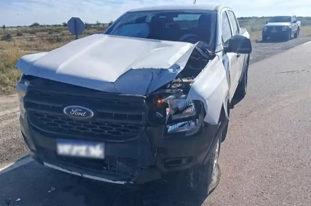 Una camioneta chocó contra un tractor de mantenimiento en Ruta Provincial N°2