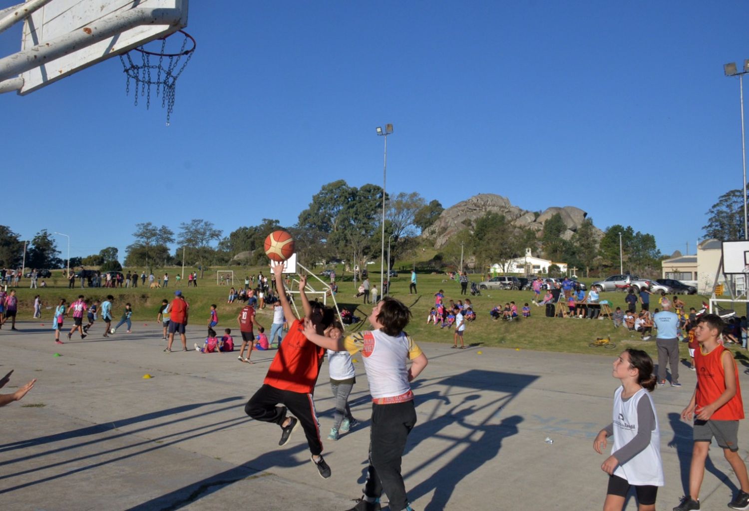 El Municipio construirá un playón polideportivo en Cerro Leones