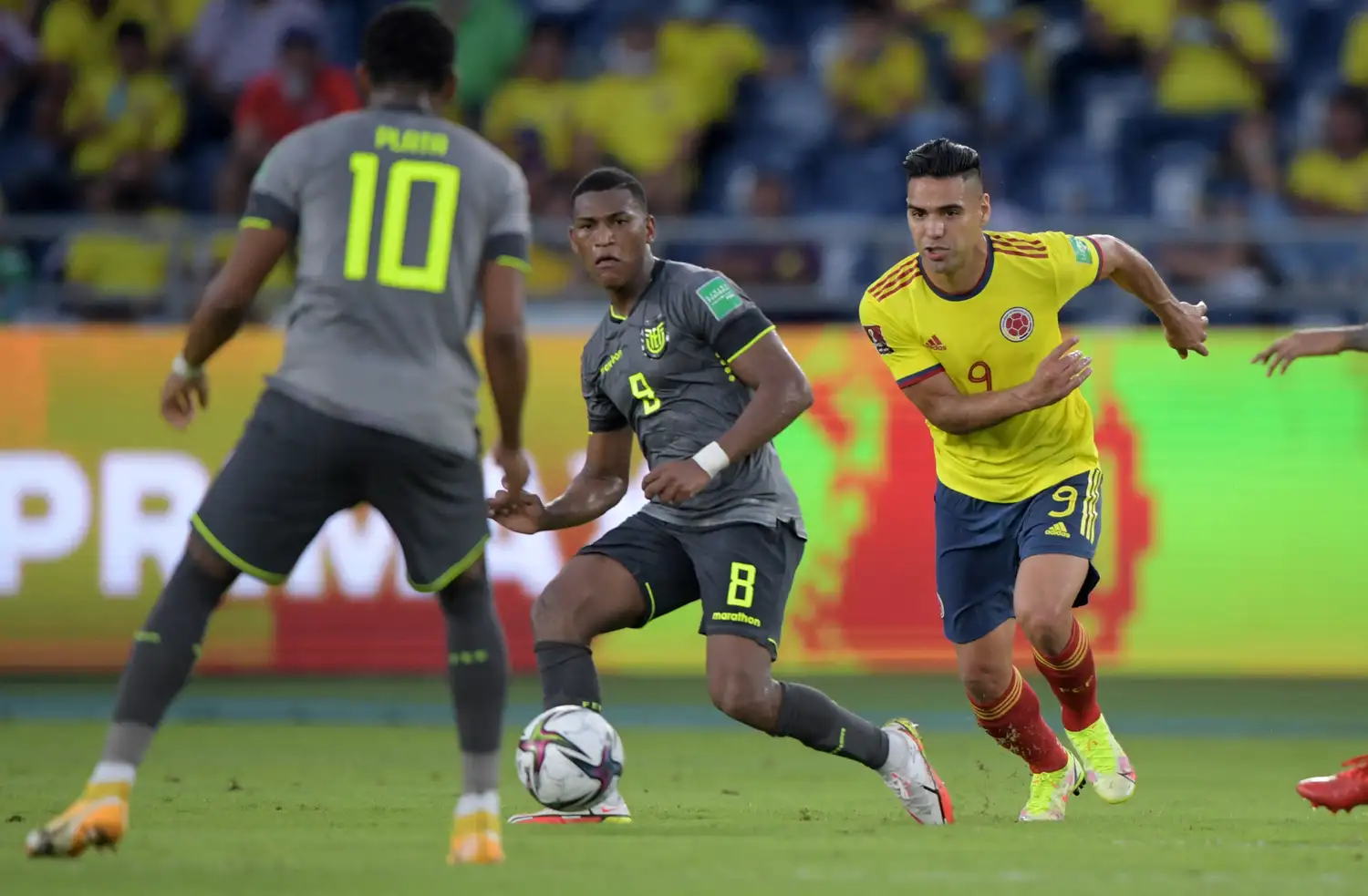 Gruezo busca ubicar a Plata, con Falcao en la marca.