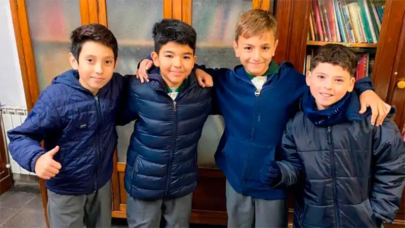 Cuatro niños encontraron $50.000, los devolvieron y la dueña los recompensó