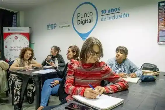 Habrá talleres TIC, con formación en trámites digitales, programas de Office, uso de celulares, fotografía digital y de producto.