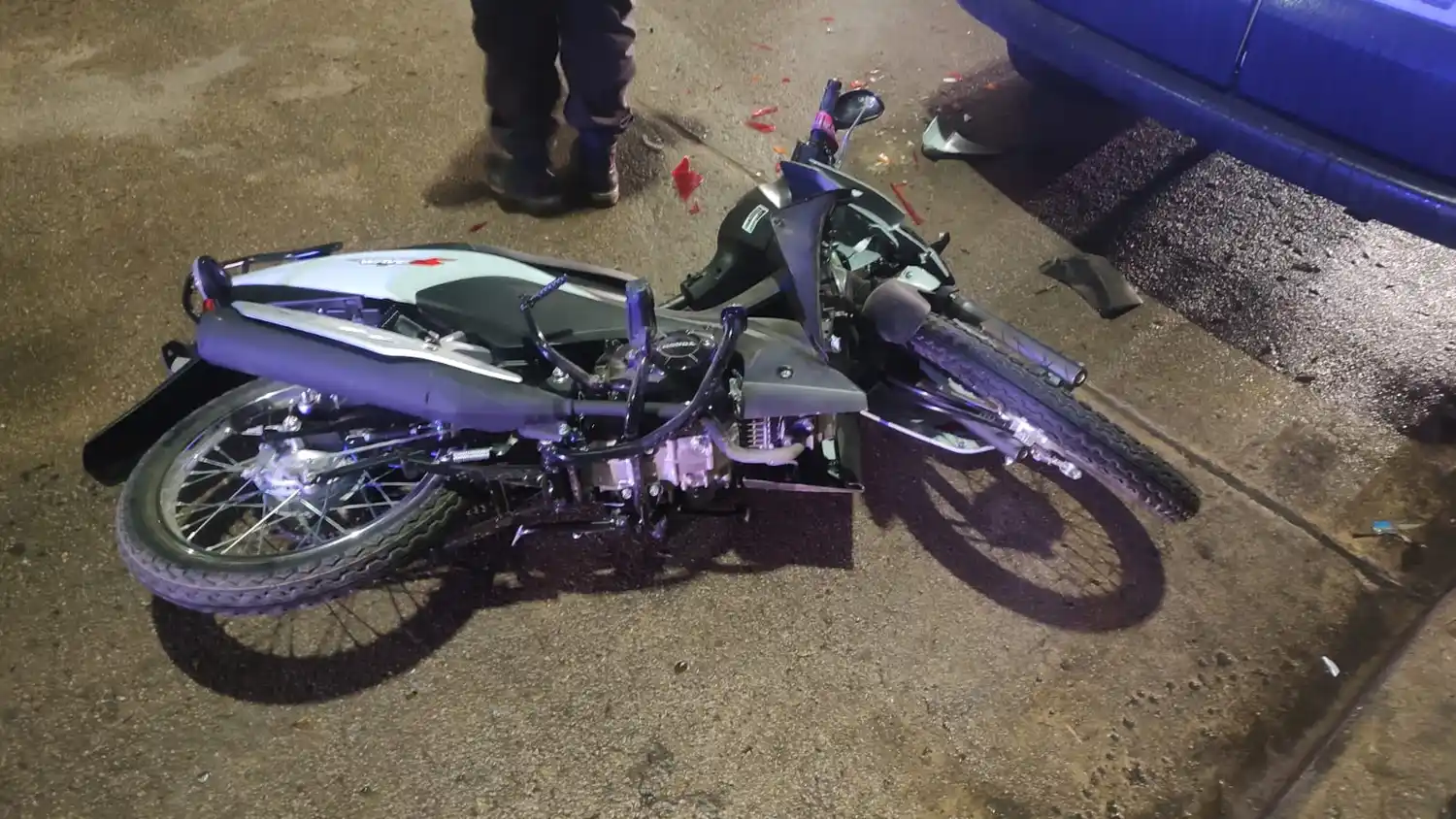 La moto impactó de lleno contra la parte trasera de un auto estacionado.