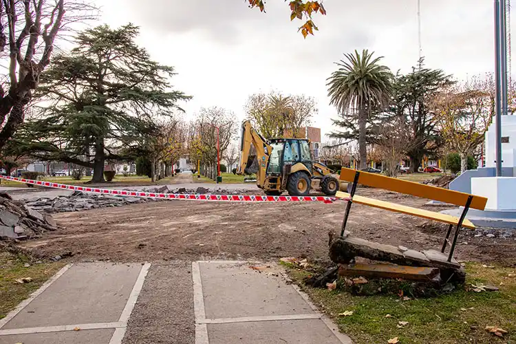 Obra de remodelación en la plaza América de San Cayetano