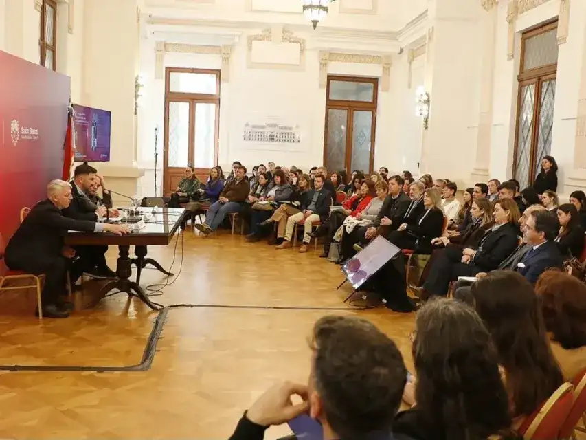 La actividad se desarrolló en el Salón Blanco de la Casa de Gobierno, en la ciudad de Santa Fe.