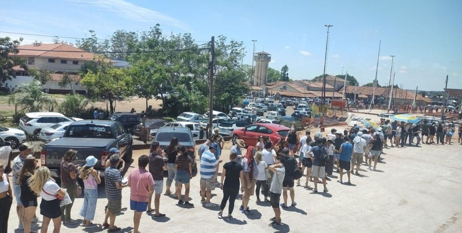 Videos. Desborde de turistas argentinos en el cruce Paso de los Libres-Uruguayana