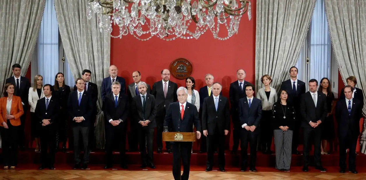 Piñera cambió a ocho ministros, forzado por las protestas en Chile
